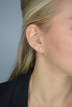 Złote kolczyki 333 delikatna cyrkonia w koronie złota na sztyft  Kolczyki złote w Sklepie z Biżuterią zegarki-diament (3).JPG